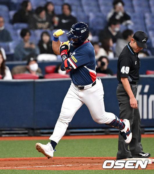 [OSEN=오사카(일본), 손용호 기자] 3일 일본 오사카 교세라돔에서 월드베이스볼클래식(WBC) 공식 연습 경기 한국 야구 대표팀과 오릭스 버팔로스의 경기가 열렸다.우리 대표팀은 연습 경기 2차전을 치른 뒤 5일 일본 도쿄돔에서 체코와 WBC 조별리그 1차전에서 격돌한다.9회초 무사에서 한국 안현민이 솔로 홈런을 치고 그라운드를 돌고 있다. 2026.03.03 /spjj@osen.co.kr