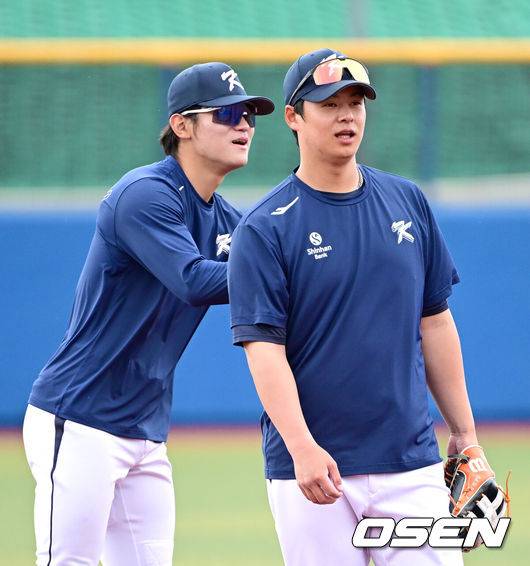 [OSEN=오키나와(일본), 최규한 기자] 2026 WBC(월드베이스볼클래식)를 준비하는 대한민국 야구 대표팀이 24일 일본 오키나와 가데나 야구장에서 프로야구 KIA 타이거즈와 연습경기를 펼쳤다. 야구 대표팀은 오키나와에서 국내 팀들과 6차례 연습경기를 치르며 전력을 끌어올릴 예정이다.대표팀 김도영과 노시환이 수비 훈련을 펼치고 있다. 2026.02.24 / dreamer@osen.co.kr