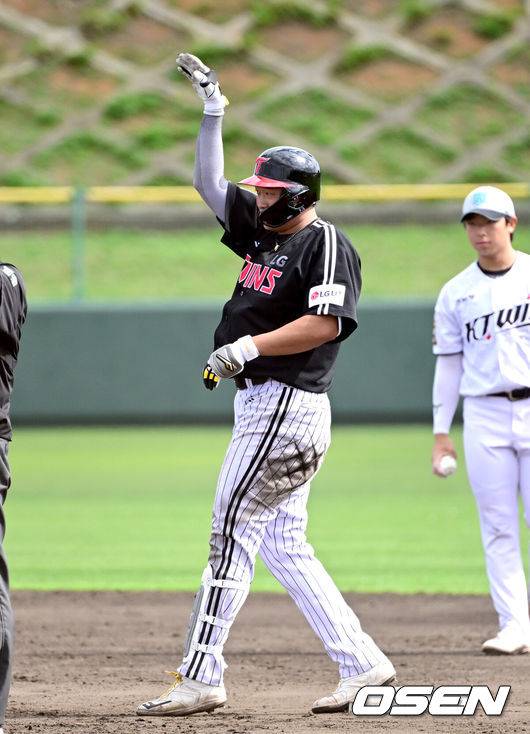 [OSEN=오키나와(일본), 최규한 기자] 1일 일본 오키나와 구시가와 야구장에서 프로야구 KT 위즈와 LG 트윈스의 연습경기가 열렸다.이날 경기에서 KT는 오원석, LG는 요니 치리노스를 선발로 내세웠다.6회초 무사 선두타자로 나선 LG 이재원이 2루타를 날리고 2루에 안착한 뒤 기뻐하고 있다. 2026.03.01 / dreamer@osen.co.kr