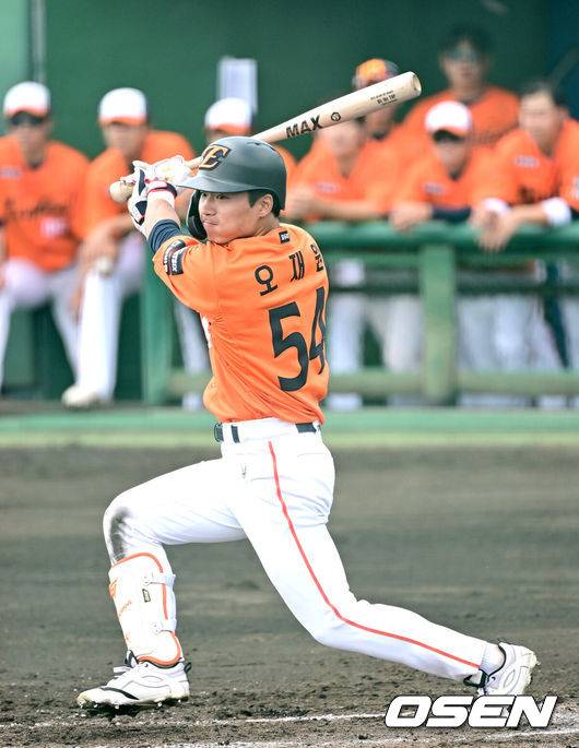 [OSEN=오키나와(일본), 최규한 기자] 프로야구 한화 이글스가 22일 일본 오키나와 이토만 니시자키 야구장에서 일본 프로야구 지바롯데와 연습경기를 가진다.한화는 이번 2차 오키나와 캠프에서 총 9차례 연습경기를&nbsp;통해 전력을 가다듬을 예정이다.3회초 1사 1, 2루 상황 한화 오재원이 파울을 치며 타석을 이어가고 있다. 2026.02.22 / dreamer@osen.co.kr