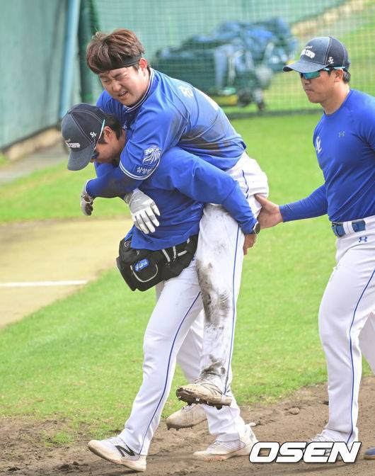 [OSEN=오키나와(일본), 최규한 기자] 2일 일본 오키나와 킨 베이스볼 스타디움에서 KIA 타이거즈와 삼성 라이온즈의 연습경기가 열렸다. KIA는 양현종, 삼성은 장찬희를 선발로 내세웠다. 6회초 2사 2루 상황 삼성 양우현의 안타 때 주루플레이 중 부상을 입은 삼성 장승현이 트레이닝 코치에게 업혀 경기장을 빠져나가고 있다. 2026.03.02 / dreamer@osen.co.kr