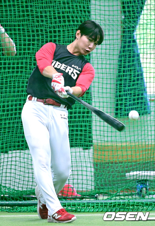 [OSEN=오키나와(일본), 최규한 기자] 프로야구 KIA 타이거즈가 25일 일본 오키나와 킨 베이스볼 스타디움에 스프링캠프를 차리고 구슬땀을 흘렸다.KIA는 이번 오키나와 2차 스프링캠프에서 총 5차례 연습경기를 치르며 전력을 끌어올릴 예정이다.KIA 정현창이 타격 훈련을 펼치고 있다. 2026.02.25 / dreamer@osen.co.kr