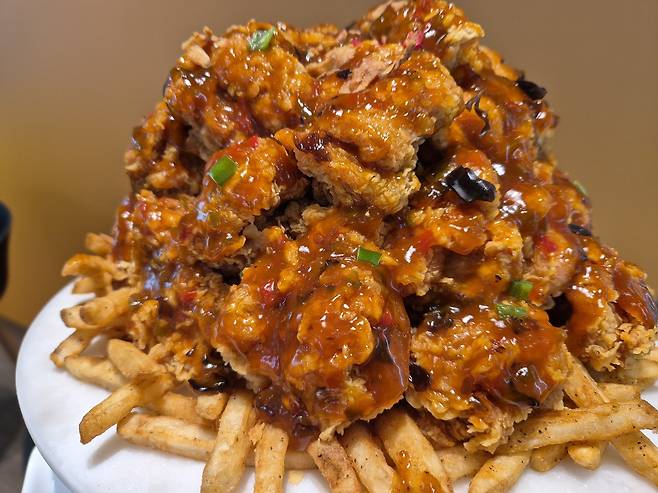 지난 3일 서울 중구 맘스터치 R&D 센터에서 열린 후덕죽 셰프와의 협업 신메뉴 시식회에서 ‘후덕죽 빅싸이순살’이 진열되어 있다. 김동환 기자