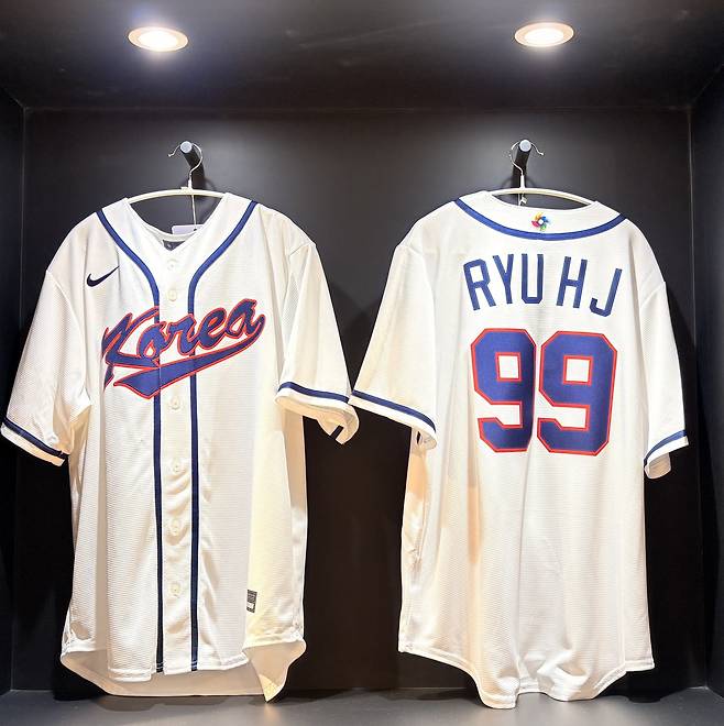 지난달 27일 파나틱스 코리아 팝업스토어 행사장에 류현진 유니폼이 진열돼 있다. 한재경 PD