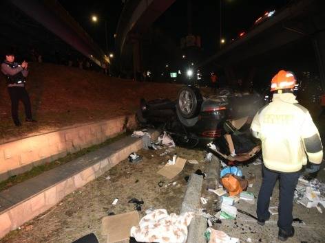 지난달 25일 오후 서울 반포대교에서 주행하던 포르쉐 차량이 강변북로를 주행 중이던 벤츠 차량 위로 떨어진 뒤 잠수교까지 추락해 운전자를 포함한 2명이 다치고 차량 4대가 파손되는 사고가 발생했다. 용산소방서 제공
