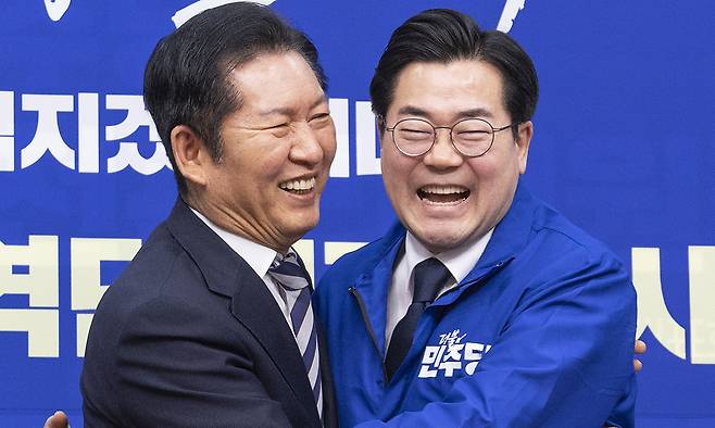 더불어민주당 정청래 대표(왼쪽)와 인천시장 후보로 결정된 박찬대 의원(왼쪽 세 번째)이 4일 국회에서 열린 중앙당 공천관리위원회 지방선거 후보 공천 심사 결과 발표 회견에서 포옹하고 있다. 민주당 공관위는 박찬대 의원을 인천시장 단독 후보로 이날 결정해 발표했다. 연합뉴스