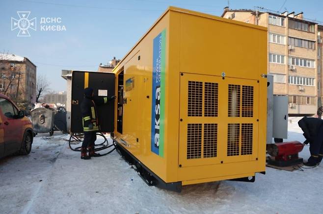 11일(현지시간) 우크라이나 비상사태청은 수도 키이우 아파트 단지 내에 한국이 지원한 발전기를 설치했다고 밝혔다. 앞서 박기창 주우크라이나 대사는 지난해 8월 우크라이나 비상사태청을 방문해 수송버스 3대와 중소형 발전기 100대를 전달한 바 있다. 한국국제협력단(KOICA)와 유엔사업서비스기구(UNOPS)의 지원으로 이뤄진 기증 행사에 앞서 우크라이나 측은 최전선에서 구조 활동 중 파손된 장비들을 보여주며 인도주의적 지원의 중요성을 강조했다. 2026.1.11 우크라 비상사태청
