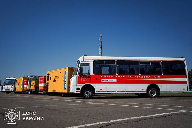 11일(현지시간) 우크라이나 비상사태청은 수도 키이우 아파트 단지 내에 한국이 지원한 발전기를 설치했다고 밝혔다. 앞서 박기창 주우크라이나 대사는 지난해 8월 우크라이나 비상사태청을 방문해 수송버스 3대와 중소형 발전기 100대를 전달한 바 있다. 한국국제협력단(KOICA)와 유엔사업서비스기구(UNOPS)의 지원으로 이뤄진 기증 행사에 앞서 우크라이나 측은 최전선에서 구조 활동 중 파손된 장비들을 보여주며 인도주의적 지원의 중요성을 강조했다. 2025.8.22 우크라 비상사태청