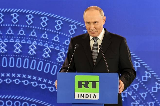 블라디미르 푸틴 러시아 대통령이 5일(현지시간) 인도 뉴델리에서 열린 뉴스 채널 ‘RT(Russia Today) 인도’ 출범식에서 연설하고 있다. 2025.12.5 뉴델리 TASS 연합뉴스(크렘린궁 공보실 제공)