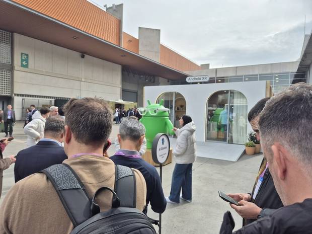 4일(현지 시간) ‘모바일월드콩그레스(MWC) 2026’가 열린 스페인 바르셀로나 그란 피라 비아 내 구글 부스 앞에서 참관객들이 스마트글래스를 체험하기 위해 대기하고 있다. 바르셀로나=김기혁기자