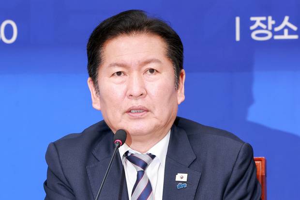 정청래 더불어민주당 대표가 4일 국회에서 열린 중앙당 및 시·도당 공천관리위원장 연석회의에 참석해 발언하고 있다. 연합뉴스