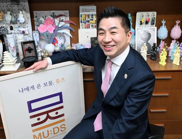 정용석 국립박물관문화재단 사장이 서울경제와의 인터뷰에서 뮷즈 로고를 소개하고 있다. 성형주기자