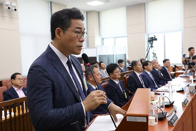 백해룡 경정이 지난 2024년 8월20일 국회 행정안전위원회에서 열린 마약수사 외압 의혹 관련 청문회에서 의원 질의에 답변을 하고 있다. ⓒ시사저널 박은숙