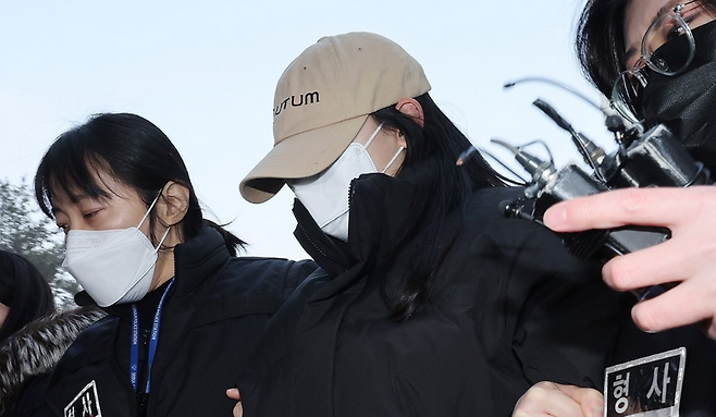 서울 강북구 수유동 모텔에서 남성 2명을 숨지게 한 혐의를 받는 20대 피의자 김아무개씨가 2월12일 서울북부지법에서 영장실질심사를 받기 위해 출석하고 있다. ⓒ연합뉴스