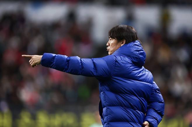 축구국가대표팀 홍명보 감독이 지난해 11월 14일 볼리비아와 홈경기 도중 선수들에게 작전을 지시하고 있다. 사진제공|대한축구협회