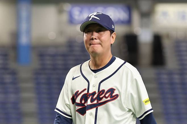 류지현 야구 대표팀 감독이 4일 일본 도쿄돔서 열린 제6회 월드베이스볼클래식(WBC) 한국 공식 훈련 도중 그라운드를 돌며 선수들의 훈련을 지켜보고 있다. 도쿄｜뉴시스