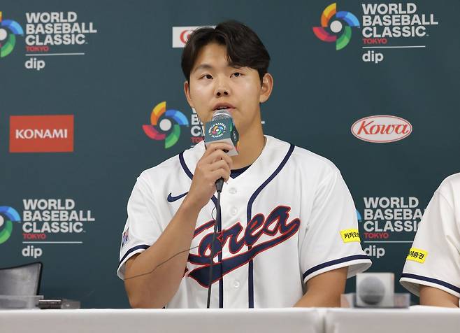 소형준이 4일 일본 도쿄돔서 열린 제6회 월드베이스볼클래식(WBC) 한국 대표팀 공식 기자회견서 취재진의 질문에 답하고 있다. 소형준은 5일 체코전 선발투수로 출격한다. 사진제공｜요미우리 신문