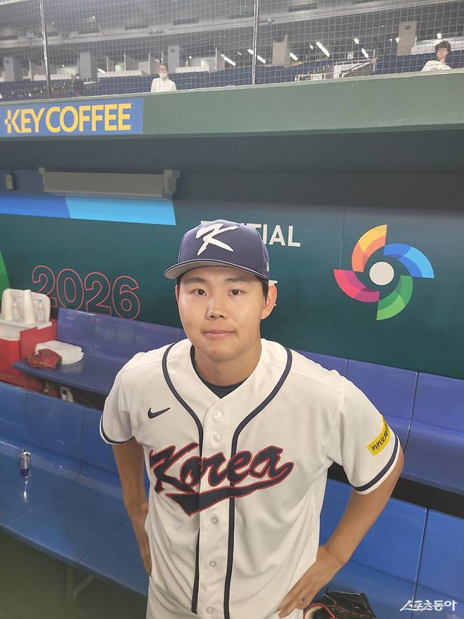 야구 대표팀 소형준이 4일 일본 도쿄돔서 열린 제6회 월드베이스볼클래식(WBC) 한국 대표팀 공식 훈련을 마친 뒤 취재진과 인터뷰를 진행하고 있다. 도쿄|장은상 기자 award@donga.com