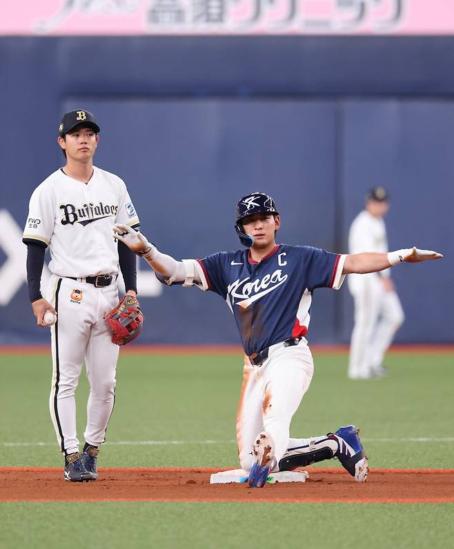 한국 WBC 대표팀 이정후가 3일 일본 오사카 교세라돔에서 열린 오릭스와 평가전에서 2루타를 친 뒤 세레머니하고 있다. 연합뉴스