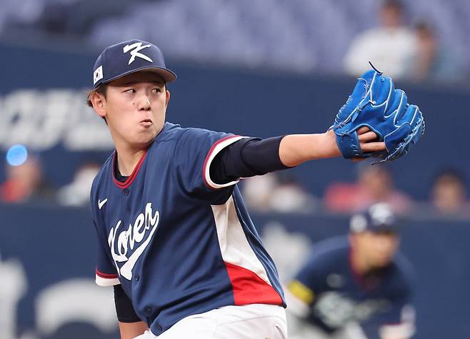 3일 일본 오사카 교세라돔에서 열린 월드베이스볼클래식(WBC) 평가전 한국 대표팀과 일본 프로야구 오릭스 버팔로스와의 경기에서 9회말을 한국 예비투수 고바야시 다쓰토가 역투하고 있다. 연합뉴스