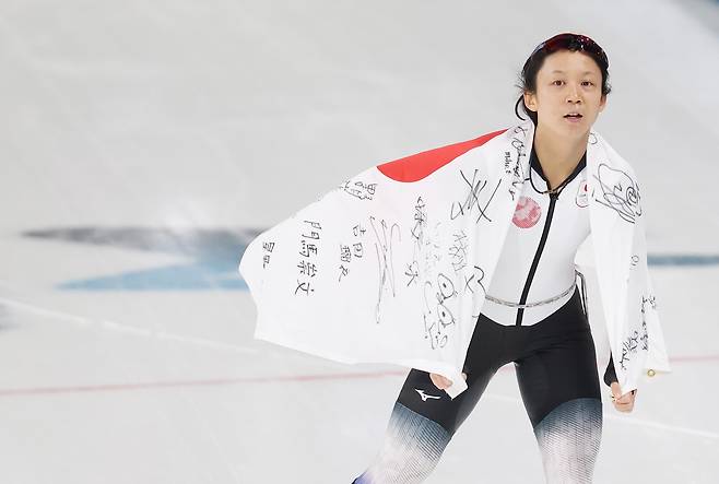 일본 다카기 미호가 지난달 열린 밀라노·코르티나담페초 동계올림픽 스피드스케이팅 여자 1000ｍ에서 동메달을 차지한 뒤 국기를 어깨에 두르며 기뻐하고 있다. 연합뉴스