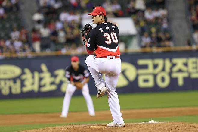 ▲ 홍원빈은 지난 1월 초 '트레드 애슬레틱'이 공개한 영상에서 정상적으로 공을 던지고 있는 장면이 포착돼 화제를 모았다. 당시&nbsp;포수 뒤 스피드 측정기에 최고 97.4마일(156.7㎞)가 찍혀 나오기도 했다. ⓒ KIA 타이거즈