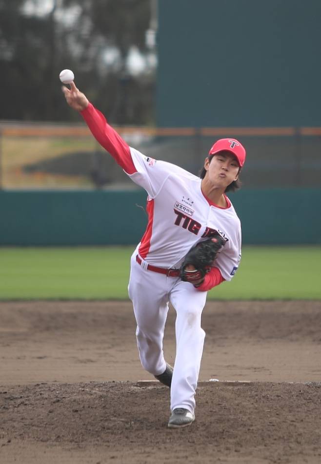 ▲ KIA 구단은 KBO리그와 협정이 맺어져 있지 않은 멕시칸리그에서 선수가 뛰는 것은 구단이 결정할 수 있는 문제가 아니라고 설명하고 있다. 홍원빈은 임의해지 신분이라 1년은 KBO리그에서 뛸 수 없고, 1년이 지난 뒤 리그에서 활약하기 위해서는 KIA로 돌아와야 한다. ⓒKIA타이거즈