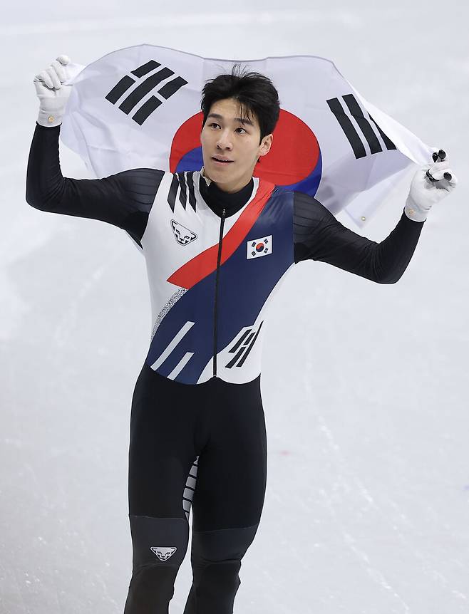 ▲ 이탈리아 밀라노 아이스스케이팅 아레나에서 열린 2026 밀라노-코르티나담페초 동계올림픽 쇼트트랙 남자 1500m 시상식에서 은메달을 따낸 황대헌이 태극기를 들고 링크를 돌고 있다. ⓒ연합뉴스