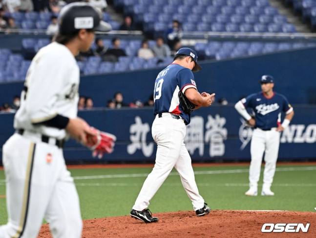 밀어내기 볼넷을 허용한 고우석(가운데).