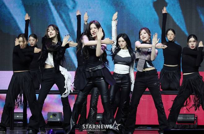 걸그룹 아이브(IVE)가 23일 오후 서울 광진구 예스24라이브홀에서 진행된 정규 2집 ‘REVIVE+'(리바이브 플러스) 발매기념 쇼케이스에서 신곡을 선보이고 있다.  이번 앨범에는 더블 타이틀곡인 ‘BLACKHOLE'(블랙홀), ‘BANG BANG'(뱅뱅)을 비롯해, ‘숨바꼭질'(Hush), ‘악성코드'(Stuck In Your Head), ‘Fireworks'(파이어워크), ‘HOT COFFEE'(핫커피), 장원영의 ‘8'(에잇), 가을의 ‘Odd'(오드), 이서의 ‘Super ICY'(슈퍼 아이시), 리즈의 ‘Unreal'(언리얼), 레이의 ‘In Your Heart'(인 유어 하트), 안유진의 ‘Force'(포스) 등 멤버별 솔로 트랙을 포함한 총 12곡이 수록됐다. /2026.02.23 /사진=이동훈 photoguy@