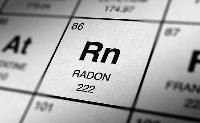 라돈은 주기율표 가장 오른쪽에 있는 비활성 기체이지만 불안정한 방사성원소라는 특이성을 갖고 있다. GETTYIMAGES