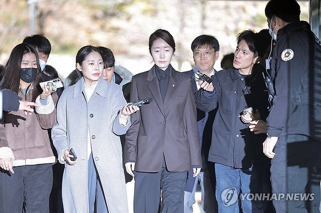 법정 들어서는 강선우 의원 (서울=연합뉴스) 류영석 기자 = '1억 공천헌금' 의혹을 받는 강선우 무소속 의원이 3일 서울 서초구 서울중앙지방법원에서 열린 구속 전 피의자 심문(영장실질심사)에 출석하고 있다. 2026.3.3 ondol@yna.co.kr