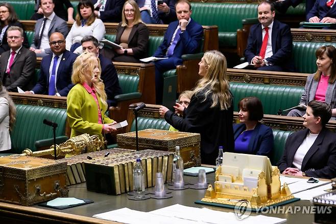 보궐선거에서 당선돼 2일 하원 총리질의에 처음 참석한 녹색당 해나 스펜서(연두색 상의) 의원 [영국 하원/로이터 연합뉴스 자료사진. 재판매 및 DB 금지]