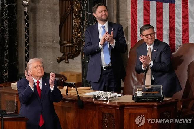트럼프 국정연설 당시 밴스 부통령(가운데)과 존슨 하원의장(오른쪽) [AP 연합뉴스 자료사진]