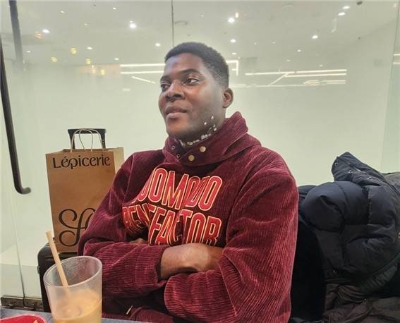 한국 생활에 관해 얘기하는 적도기니 출신 유학생 온유 씨 [촬영 박세진]