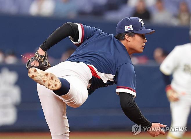 등번호 없이 한국 유니폼 입은 예비 투수 고바야시 다쓰토 (오사카=연합뉴스) 임화영 기자 = 3일 일본 오사카 교세라돔에서 열린 월드베이스볼클래식(WBC) 평가전 한국 대표팀과 일본 프로야구 오릭스 버펄로스와의 경기.
9회말을 한국 예비 투수 고바야시 다쓰토가 역투하고 있다. 2026.3.3 hwayoung7@yna.co.kr