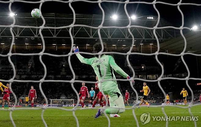 골대로 향하는 울버햄프턴 안드레의 슈팅 [AP=연합뉴스]