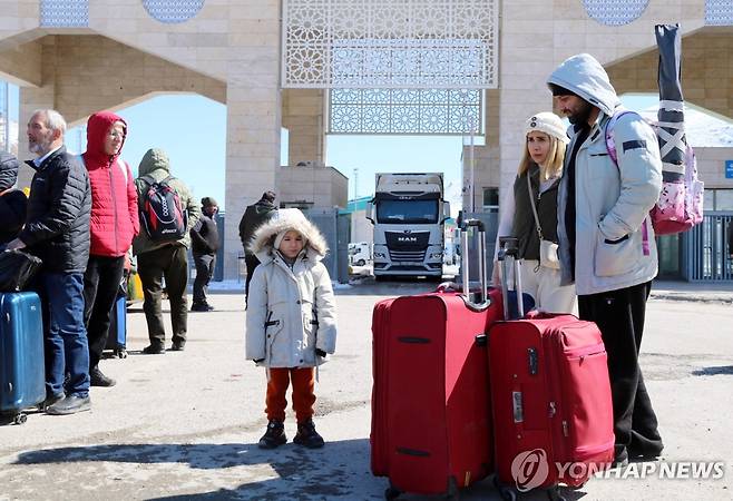 국경검문소 빠져나온 이란인 (카프쾨이[튀르키예]=연합뉴스) 김동호 특파원 = 3일(현지시간) 이란에서 육로를 통해 튀르키예로 빠져나온 이란인 가족. 2026.3.4 dk@yna.co.kr