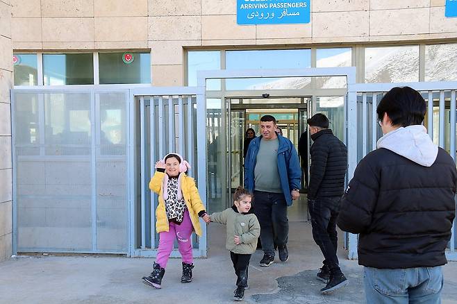 이란서 탈출 (카프쾨이[튀르키예]=연합뉴스) 김동호 특파원 = 3일(현지시간) 이란에서 육로를 통해 튀르키예로 빠져나온 이란인 가족이 미소를 짓고 있다. 2026.3.4 dk@yna.co.kr