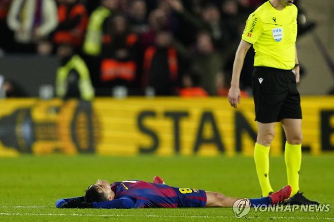 경기가 끝나고 아쉬움에 그라운드에 누운 바르셀로나의 페드리 [EPA=연합뉴스]