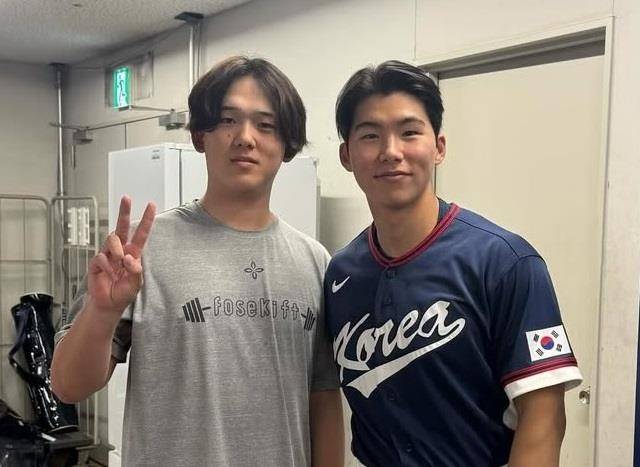 김혜성(오른쪽)과 기념사진 찍은 일본 독립리그 투수 고바야시 다쓰토 [고바야시 인스타그램 캡처. 재배포 및 DB 금지]