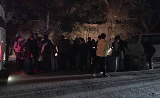 이집트 도착후 숙소로 가는 교통편을 기다리는 피란객들 [촬영 김상훈]