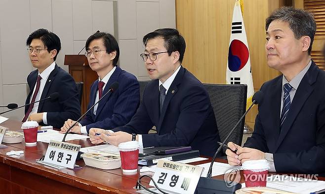 한미의원연맹 초청 간담회 발언하는 여한구 통상교섭본부장 (서울=연합뉴스) 배재만 기자 = 여한구 통상교섭본부장이 4일 국회 의원회관에서 열린 한미의원연맹 초청 간담회에서 발언하고 있다. 왼쪽부터 조정훈 간사, 조경태 회장, 여 본부장, 김영배 간사. 2026.3.4 scoop@yna.co.kr