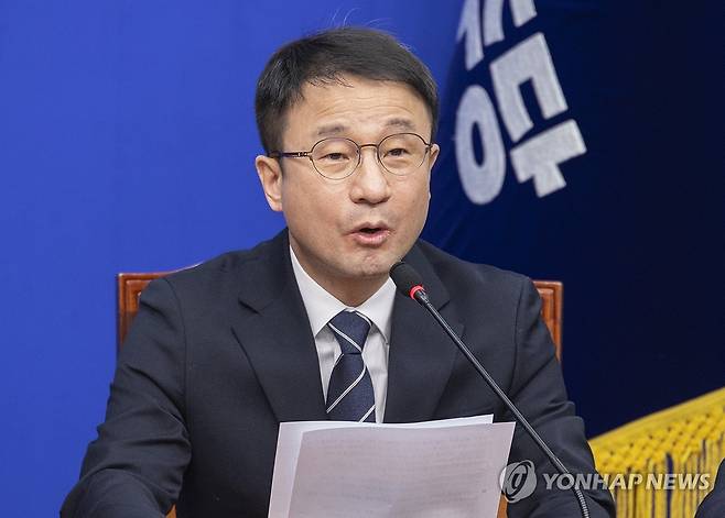 최고위에서 발언하는 한병도 원내대표 (서울=연합뉴스) 황광모 기자 = 더불어민주당 한병도 원내대표가 4일 국회에서 열린 최고위원회의에서 발언하고 있다. 2026.3.4 hkmpooh@yna.co.kr