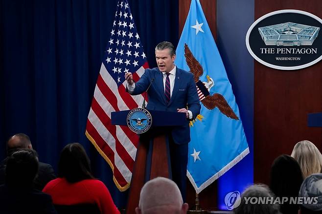 대이란 공격 브리핑하는 헤그세스 미 국방장관 (워싱턴 로이터=연합뉴스)