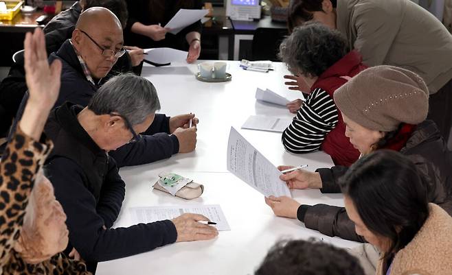 ▲ 포천시 이동면 노곡3리 마을회관에서 오폭 사고 피해 주민들이 PTSD(외상 후 스트레스 장애) 자가진단표를 수기로 작성하고 있다. 사고 지점과 인접한 이 마을 주민들을 위해 마련된 이번 검사는 사고 이후 겪고 있는 심리적 트라우마를 측정하기 위해 실시됐다. /김철빈 기자 narodo@incheonilbo.com