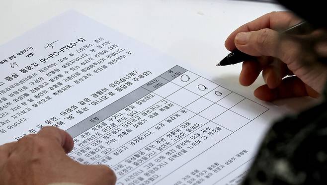 ▲ 포천시 이동면 노곡2리 마을회관에서 피해 주민들이 외상 후 스트레스 장애 (PTSD) 자가검사 설문지를 작성하고 있다./김철빈 기자 narodo@incheonilbo.com