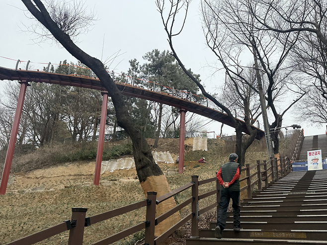 ▲ 5일 오후 인천 미추홀구 수봉근린공원에서 스카이워크 조성 공사가 막바지에 접어든 가운데 한 시민이 계단을 오르고 있다.