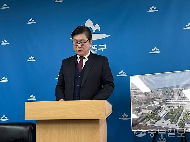 이영훈 미추홀구청장이 5일 오전 긴급 기자회견을 진행하고 있다. 장수빈기자