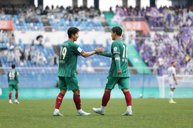 (좌)서진수, (우)주민규. 한국프로축구연맹 제공.